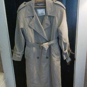 London Fog Classic Double- BreastedTrench. Belted at Waist & Cuffs Zip Out Liner